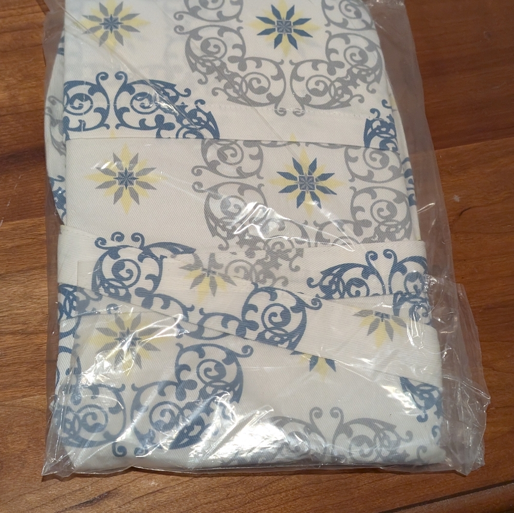 Assorted Pattern Apron Child Size - Picture 4 of 5